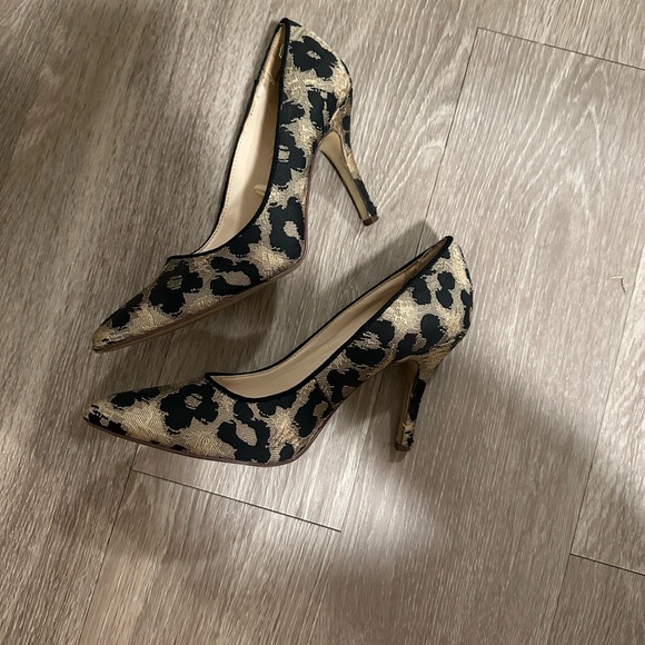 NINE WEST BLACK AND GOLD HEELS - Picture 3 of 6